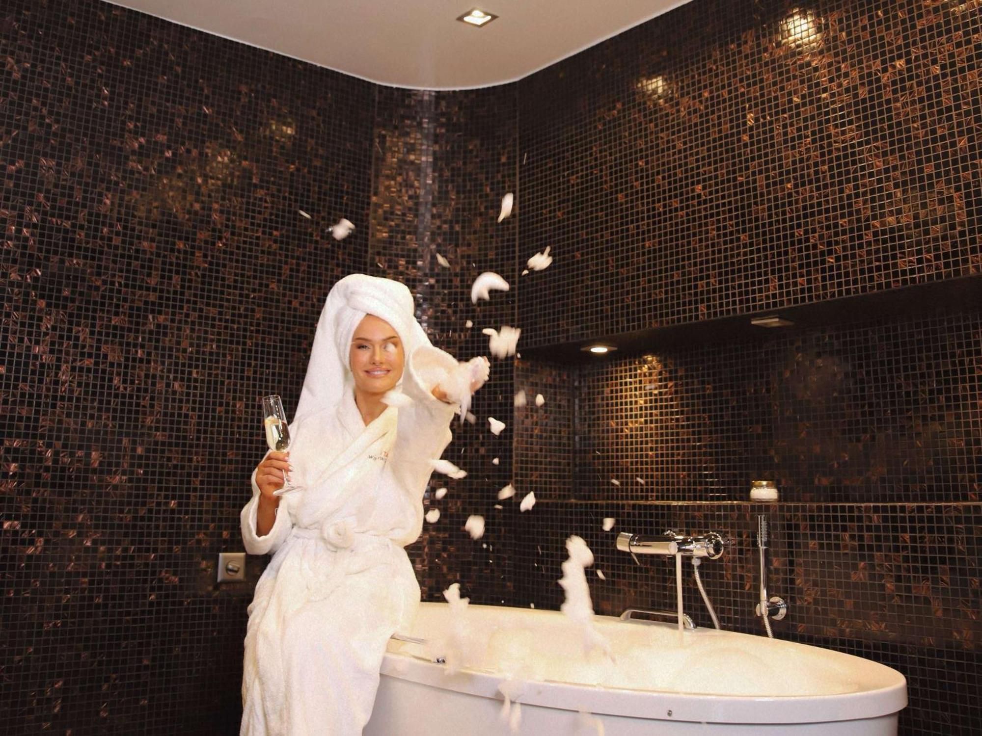 Swissotel Tallinn Exterior photo A woman in a bathrobe